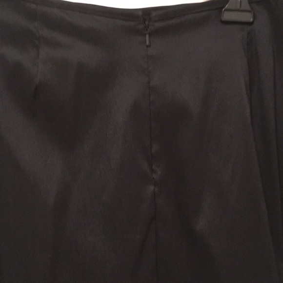 Black, mid-sleeve top and long matching skirt. - Picture 6 of 8